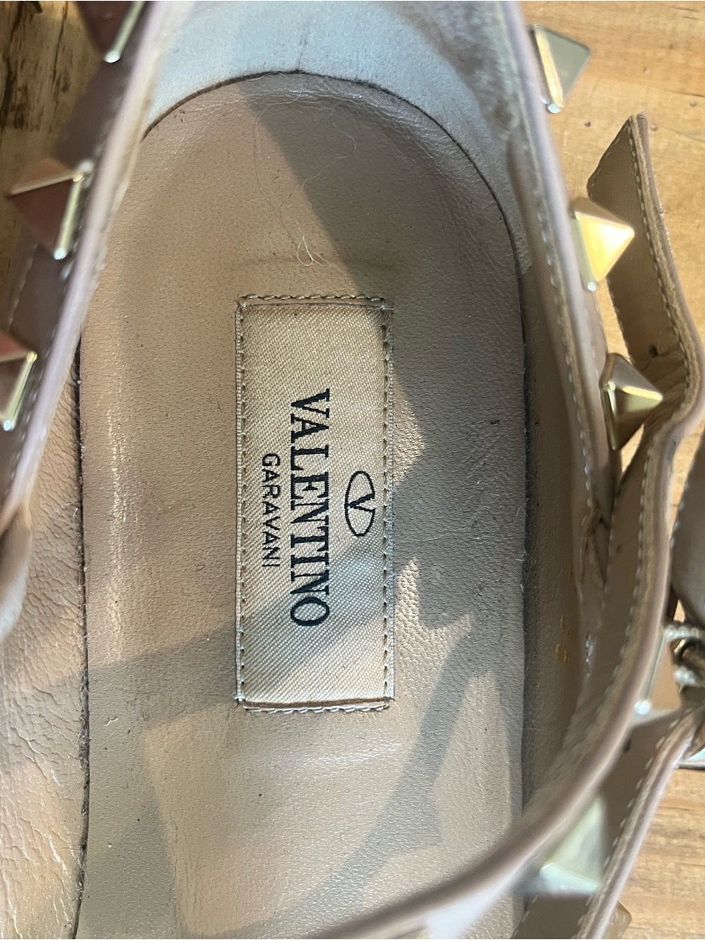 Valentino Garavani Taupe Pyramid-Stud T-Strap Pointed Flats - Picture 6 of 7